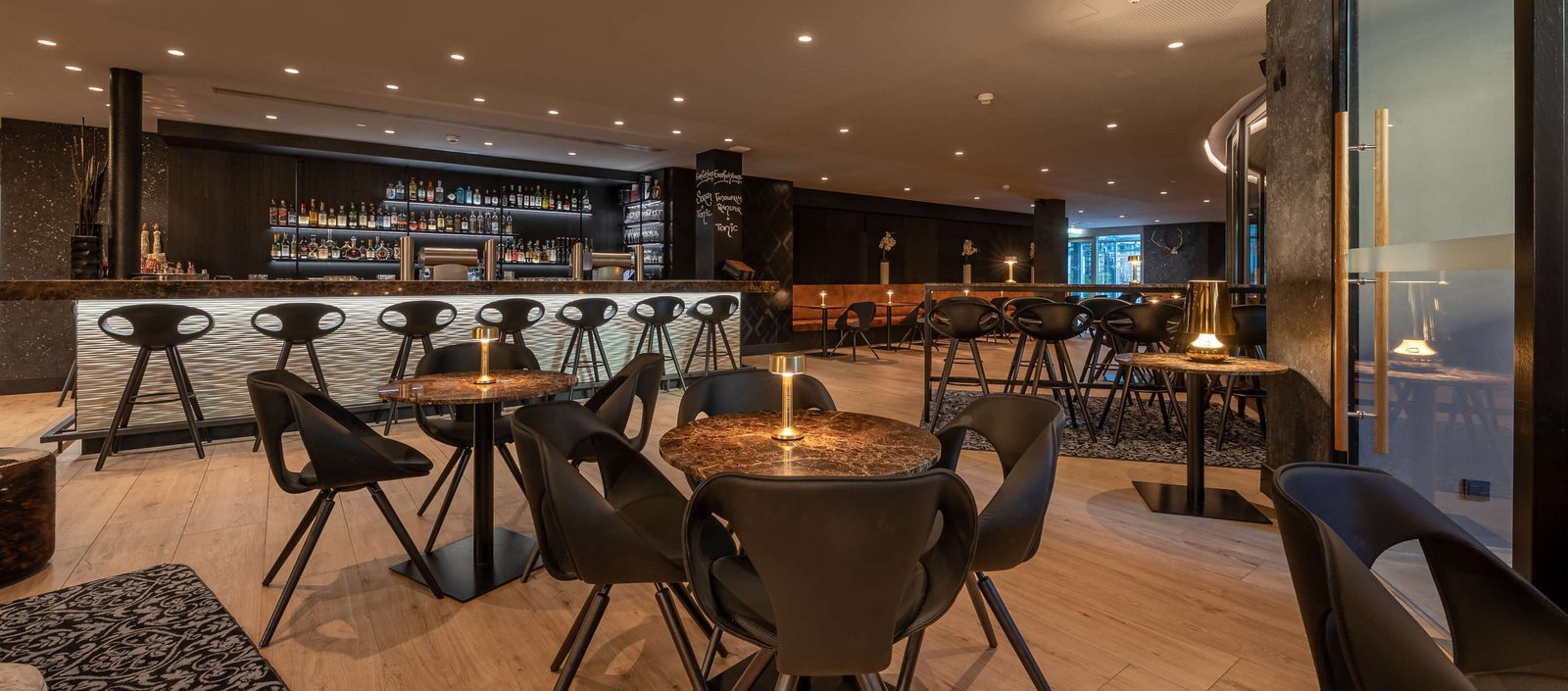 csm_Hotel-Grauer-Baer-Innsbruck-Tirol-Woodfire-Bar-Rueckansicht_f2b921adb6