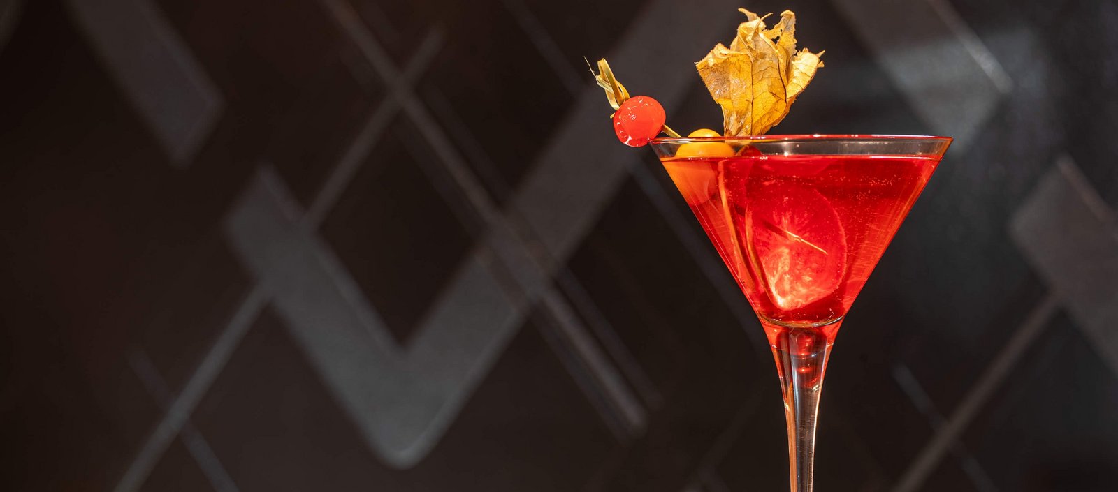 csm_Hotel-Grauer-Baer-Innsbruck-Tirol-Woodfire-Bar-Signature-Drink-Cosmo_34a7482ce9