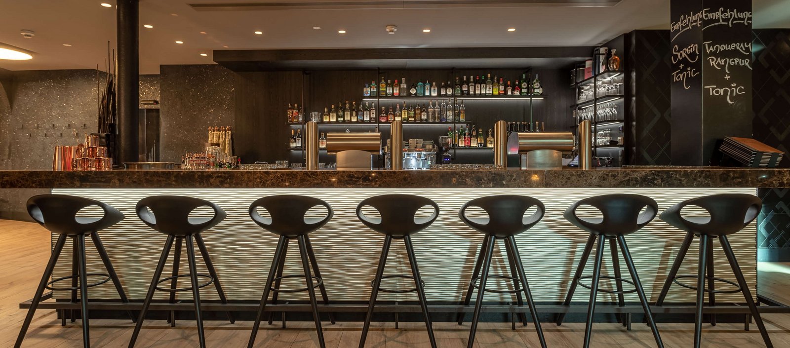csm_Hotel-Grauer-Baer-Innsbruck-Tirol-Woodfire-Bar-Stuehle_b1b22803c3