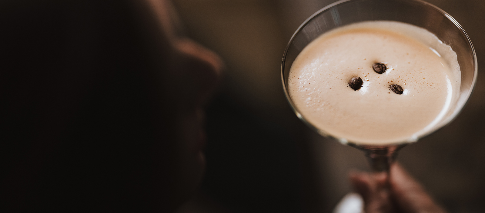 Unbenannt-2_0001_20250319-Original_ohne_Grain-_N3A1126-©Roman Huber Ein cremiger Espresso Martini Cocktail mit Espressobohnen im Grauer Bär Innsbruck Hotel, elegant serviert in einem Martini-Glas.